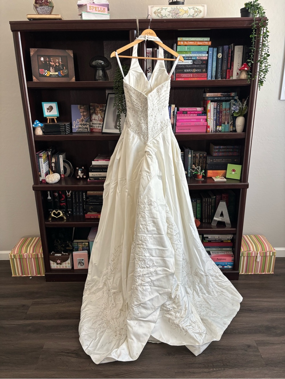 Vintage Elegant White Wedding Dress with Long Embroidered Train - Picture 14 of 16